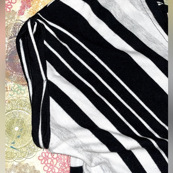 Cable & Gauge Petite Striped, Strappy Back Shortsleeved Top - Picture 2 of 9